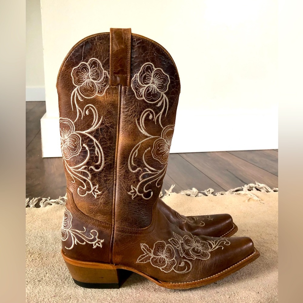 Full-grain leather boots with floral embroidery.